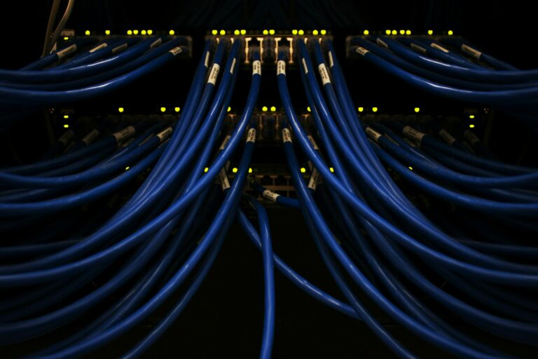 Câbles réseau bleus entremêlés représentant l'infrastructure des datacenters IA