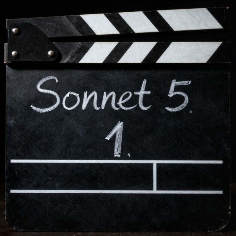 Clap de cinéma avec "Sonnet 5" et "1" écrits à la craie sur ardoise noire